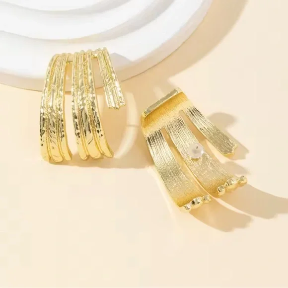 Trendy Avant-Garde Gold Earrings - Picture 3 of 6